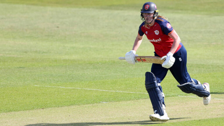 Scrivens and Macleod keep Essex rolling – स्क्रिवेंस और मैकलियोड एसेक्स को जीत दिलाने में मदद करते हैं
