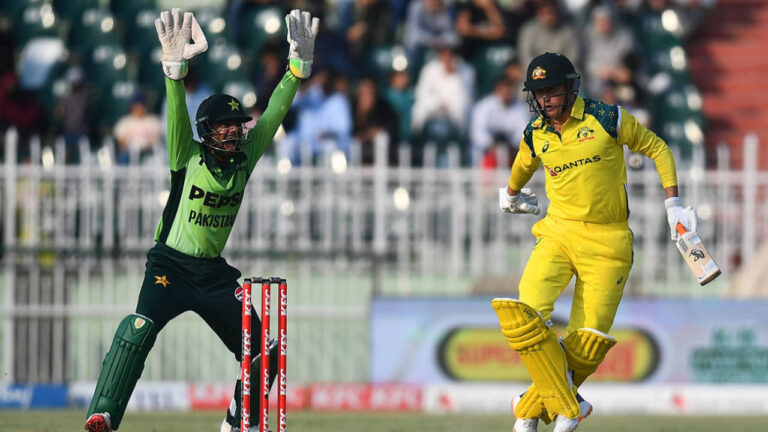 Pakistan bowl; Australia bring in Zampa for Stanlake